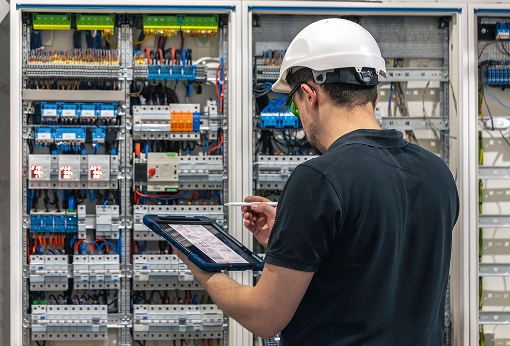 Zdjęcie w tle pod kafelkiem PLC i HMI